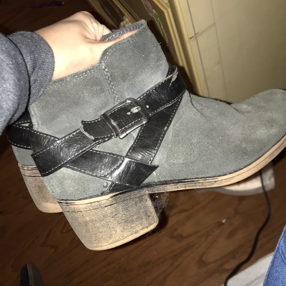 Gray ankle boots with small heel. Slight wear on the pleather